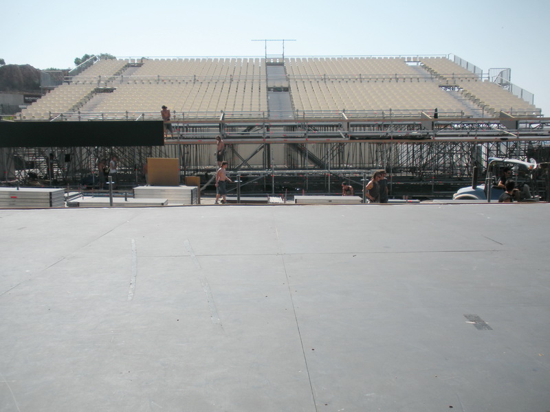pferradaJPG Desmuntatge de les graderies del recinte-auditori del Festival Internacional de la Porta Ferrada al port de Sant Feliu