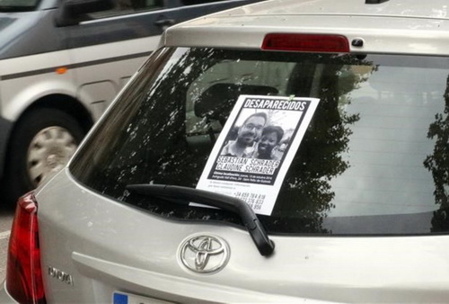 Cartell de la parella desapareguda enganxada al vidre del cotxe que van llogar per fer les vacances a la Costa Brava Foto del 19 d octubre del 2016 horitzontal